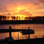 Hotel Riverside In Hitdorf Am Rhein - Zentral An Der A1 Und 59