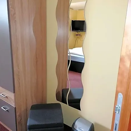 Hotel Riverside In Hitdorf Am Rhein - Zentral An Der A1 Und 59